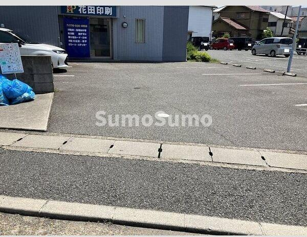グレイス神田の駐車場|車をお持ちの方に嬉しい駐車場付きの物件です