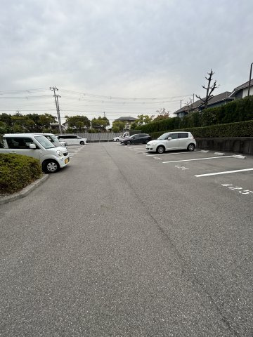 ネクステージ西神中央Ｄ棟の駐車場|駐車スペースもあります
