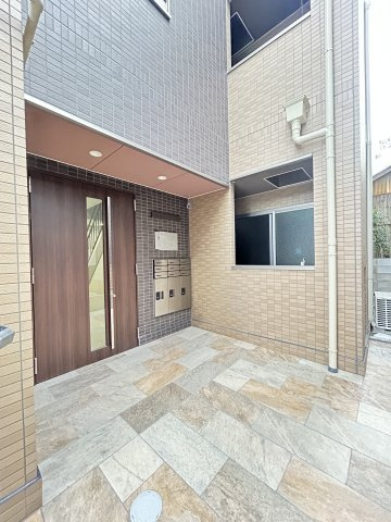 ネクステージ七松町のエントランス