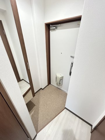 ネクステージ七松町の玄関