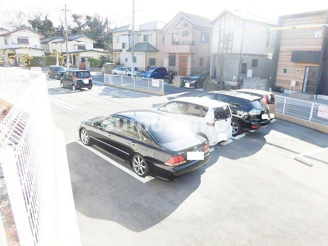 クレモンティーヌ　Ａの駐車場|車をお持ちの方に嬉しい駐車場付きの物件です
