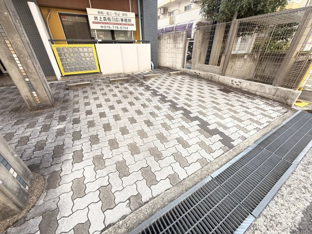 クレストヒル御影 の駐車場