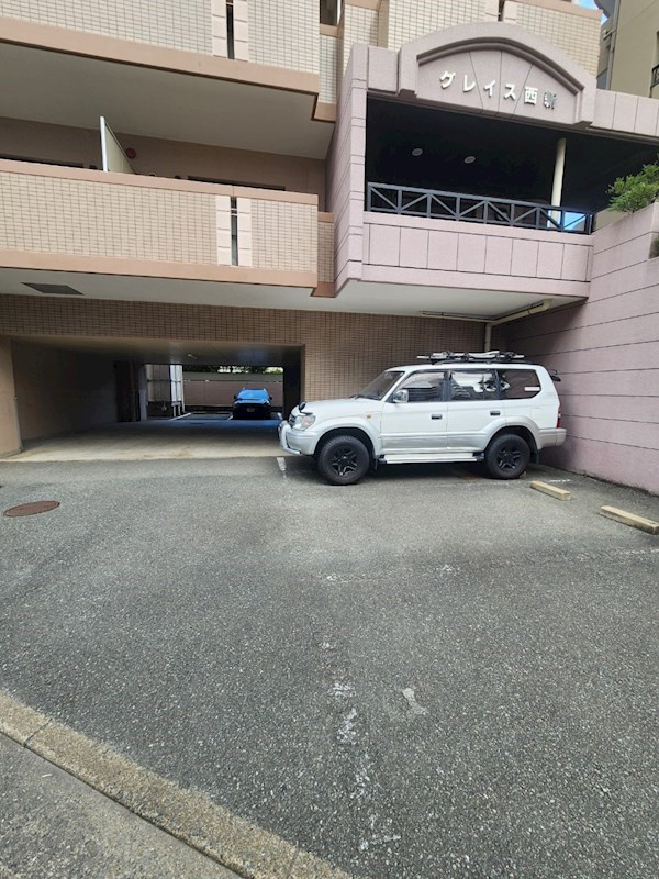 グレイス西新の駐車場