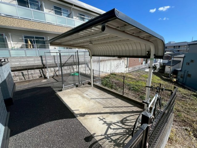 レインボーハイツのその他共用部分|屋根付き駐輪場有、原付バイク駐輪可無料。