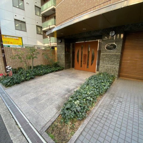 パウゼ大手前　BRAVI不動産のエントランス