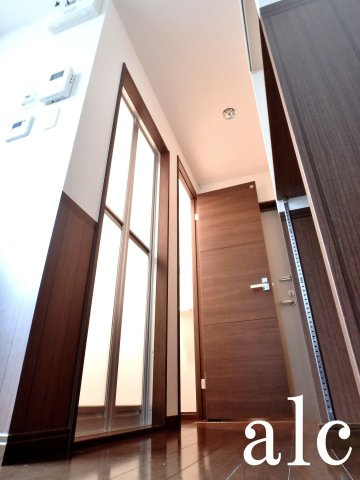 アーバンプレイス高円寺Ⅴの玄関|同シリーズ参照