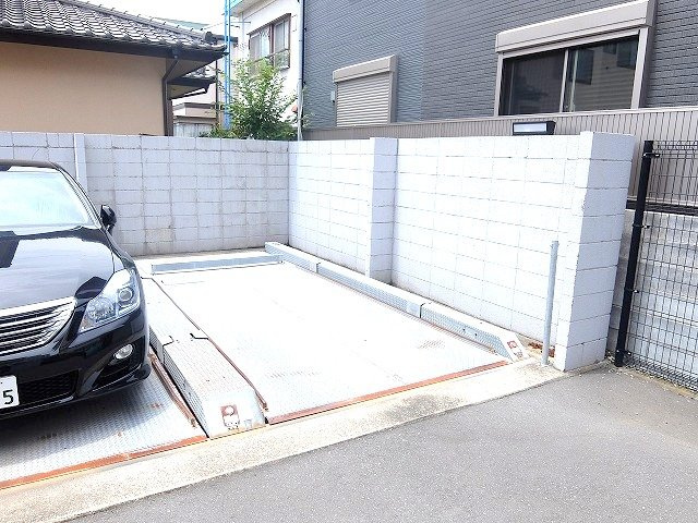Opus21の駐車場