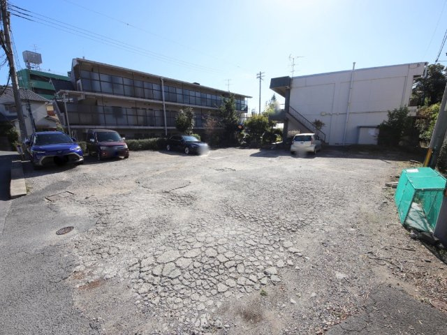 西有紀マンションの駐車場