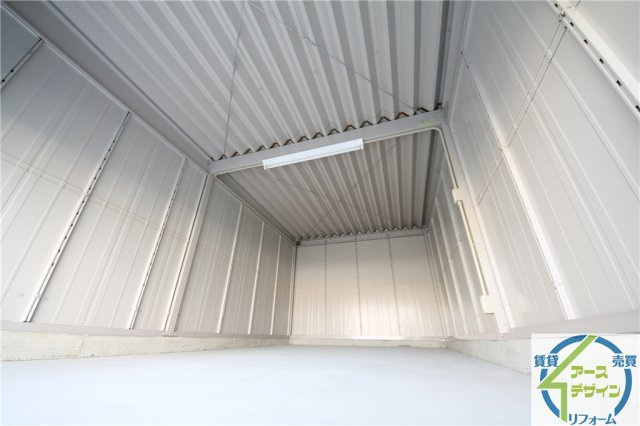 アースガレージ大久保町の内装