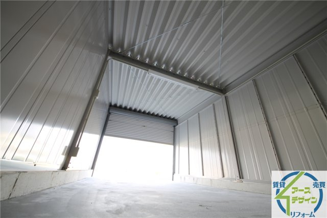 アースガレージ大久保町の内装