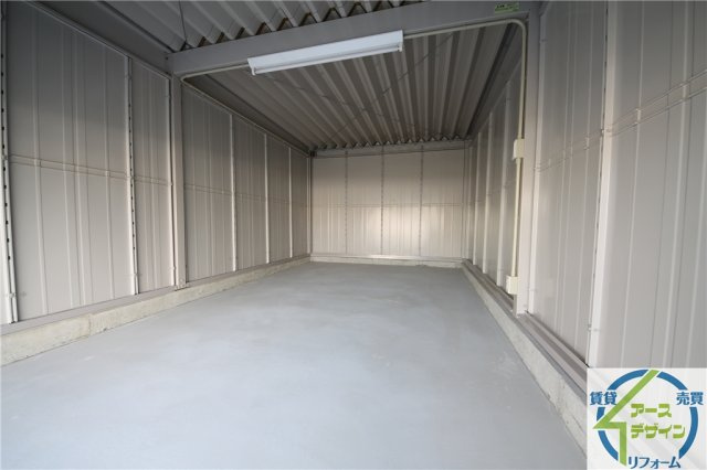 アースガレージ大久保町の内装