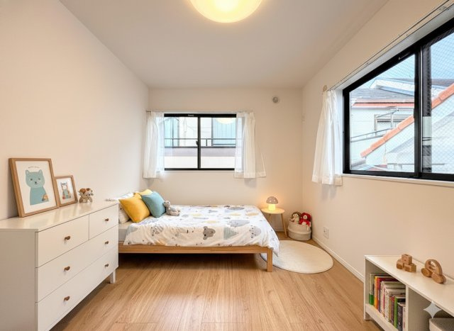 栄区飯島町　中古戸建ての洋室|◆室内はいつも明るい印象なので気持ちの良い朝を迎えられます。各部屋にはクローゼットを完備しており、収納が多いお家はすっきりして快適空間です。(家具はイメージ写真です）

