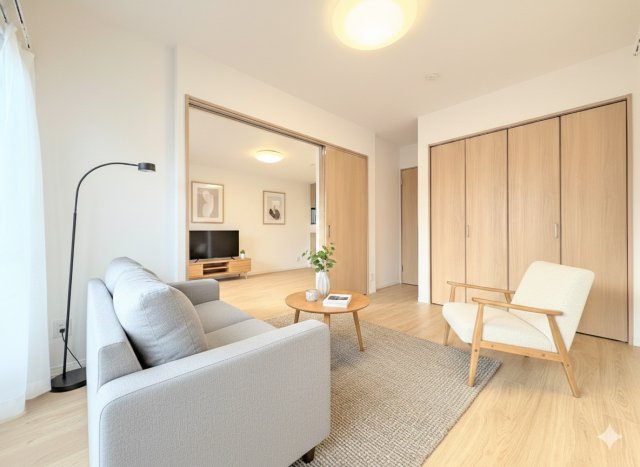 栄区飯島町　中古戸建ての洋室|◆気持ちの良い風が室内へ入り込む居室。家具を配置しても広々ご利用いただけます！！(家具はイメージ写真です）

