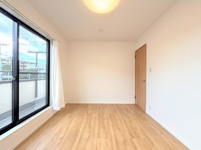 栄区飯島町　中古戸建ての洋室|◆気持ちの良い風が室内へ入り込む居室。家具を配置しても広々ご利用いただけます！！
