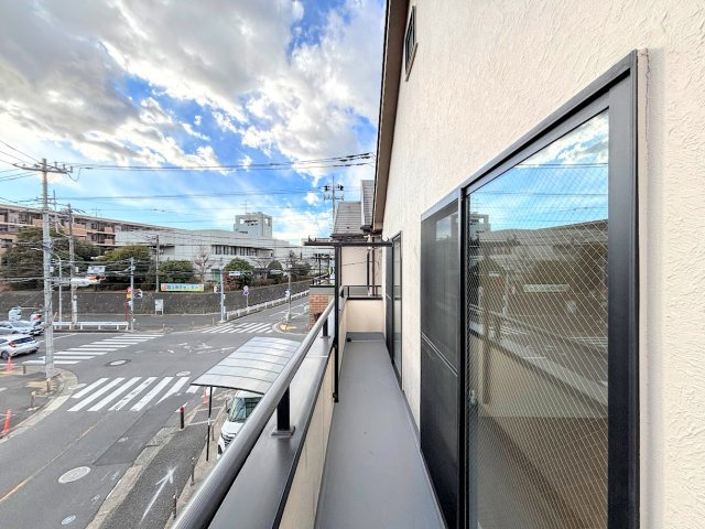栄区飯島町　中古戸建てのバルコニー|◆日当たり良好なバルコニー！毎日のお洗濯にも嬉しいですね！
