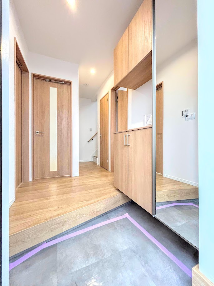 栄区飯島町　中古戸建ての玄関|◆明るい玄関です！散らかりやすい玄関もスッキリする大容量のシューズボックス付き。
