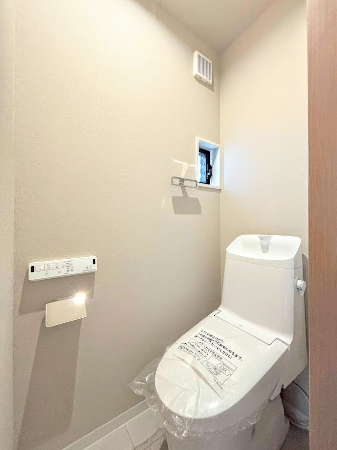 栄区飯島町　中古戸建てのトイレ|◆清潔感のある白を基調とした落ち着ける空間。小窓をもうけていますので、こもりやすい空気の入れ替えも簡単に行えますね！
