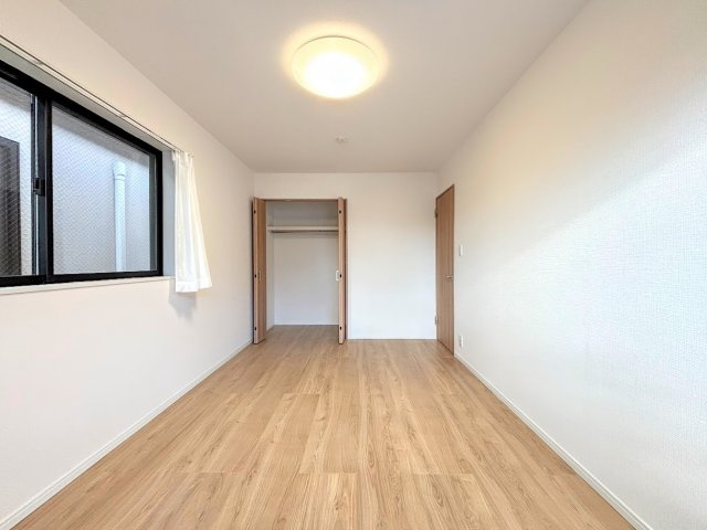 栄区飯島町　中古戸建ての洋室|◆感性を育むプライベートルームはシンプルでスマートな空間。好みの空間で読書をしたり、音楽を聞いたりと一人の時間も充実したものにできます。
