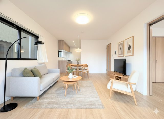 栄区飯島町　中古戸建ての居間・リビング|◆一家だんらんのスペースとなるＬＤＫ。窓から明るい光が差し込み、思わず家族の会話も弾む快適な空間。(家具はイメージ写真です）