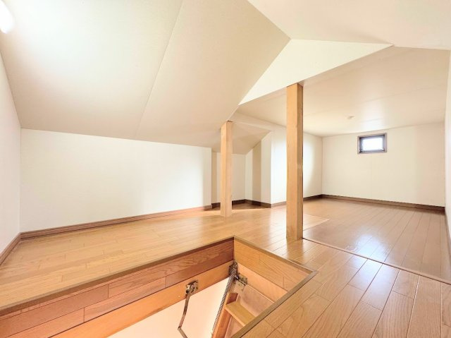 栄区飯島町　中古戸建ての収納|◆広々したロフトは窓付きで明るく、収納にはもちろん、お子様の遊び場、趣味のお部屋、ご主人の書斎など、多目的にお使いいただける便利な空間です。用途に合わせてお使い頂けます。
