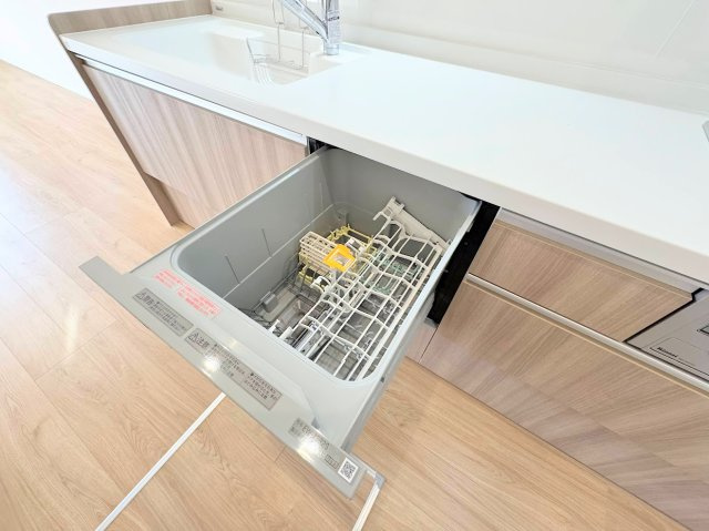 栄区飯島町　中古戸建ての設備|◆食後の食器洗いは食洗機にお任せ！ご家族と団らんの時間を。家事の時短に効果大の食洗器付き。高温洗浄、節水効果もございます。
