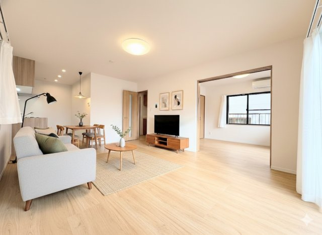 栄区飯島町　中古戸建ての居間・リビング|◆柔らかな色合いのフローリングと清潔感のあふれる白のクロスが明るい空間を創り出しているリビングダイニング。家族の集まる憩いの場にふさわしい空間。(家具はイメージ写真です）