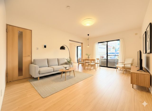 栄区飯島町　中古戸建ての居間・リビング|◆リビングは一日中太陽の光が射し込みます。家族が集まる空間は、自然と笑顔が溢れます！(家具はイメージ写真です）