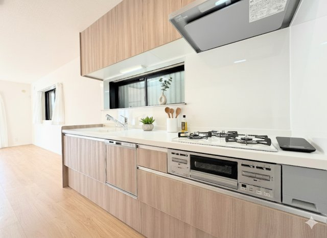 栄区飯島町　中古戸建てのキッチン|◆デザイン性と機能性を兼ね備えたキッチンです。リビングスペースとの一体感が生まれ、広々空間を演出してくれます。(家具はイメージ写真です）