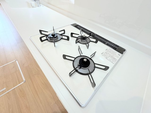 栄区飯島町　中古戸建てのキッチン|◆長い時間滞在するキッチンだからこそ、食事の準備を楽しい時間に、忙しい時でもスムーズに無駄なく作業できる、お手入れも簡単にできるなど、毎日を楽しくするキッチンスペースに仕上げました。