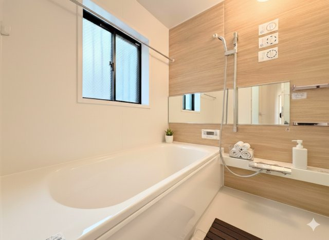 栄区飯島町　中古戸建ての浴室|◆お子様と一緒にバスタイムを楽しめる広々空間。浴室乾燥機付で心地よいバスタイムを実現します。(家具はイメージ写真です）