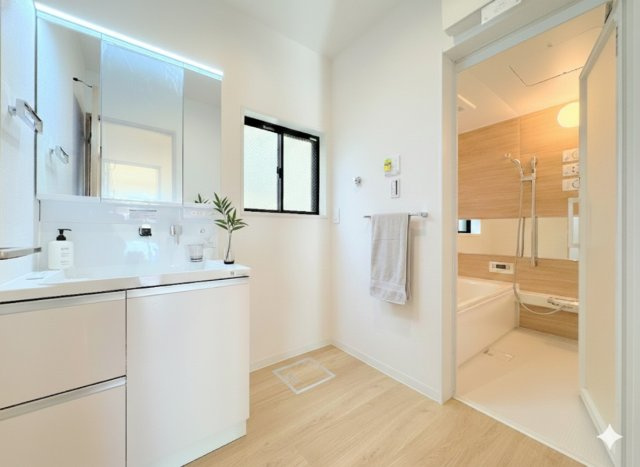 栄区飯島町　中古戸建ての独立洗面台|◆三面鏡裏や、シンクしたにも多数収納を備えた、広々とした洗面化粧台。窓のある明るい洗面所で毎日の身支度も気持ち良くお使い頂けます。(家具はイメージ写真です）