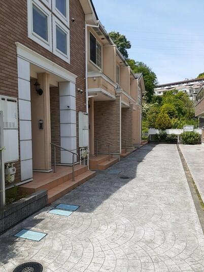 多摩市豊ヶ丘２丁目のアパートのエントランス