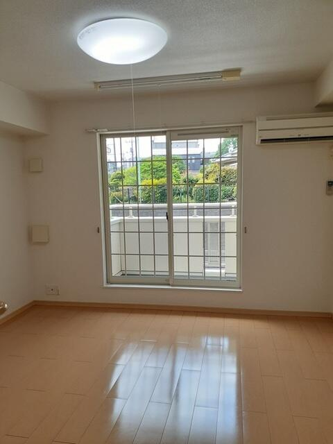 多摩市豊ヶ丘２丁目のアパートの居間・リビング