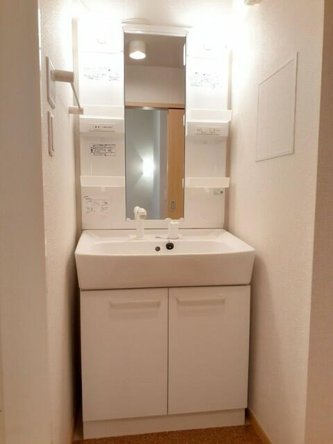 多摩市豊ヶ丘２丁目のアパートの洗面所