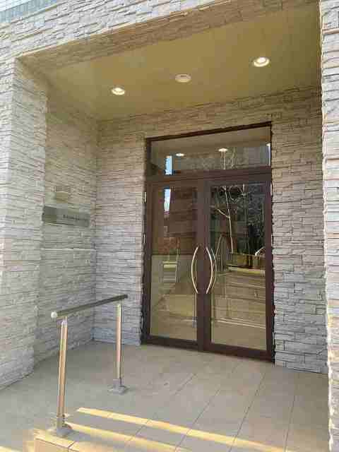 多摩市山王下１丁目の賃貸マンションのエントランス