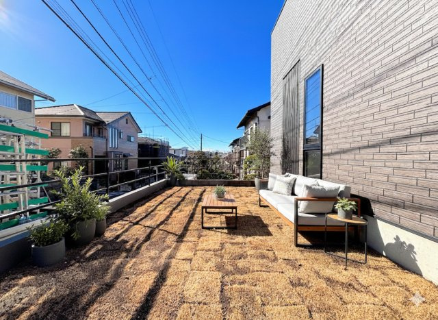 栄区桂台北2丁目　新築戸建ての庭|◆陽あたりの取れた大きなお庭が本物件の特徴です。ウッドデッキやタイルテラス等、ライフスタイルに合わせて可変可能なため、夢が膨らみますね。(家具はイメージです)