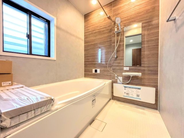 栄区桂台北2丁目　新築戸建ての浴室|◆お子様と一緒にバスタイムを楽しめる広々空間。浴室乾燥機付で心地よいバスタイムを実現します。
