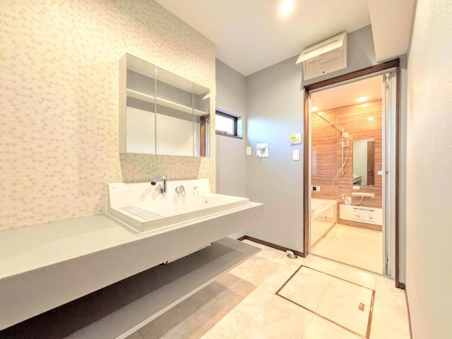 栄区桂台北2丁目　新築戸建ての独立洗面台|◆毎日使う場所だから、機能的で使いやすさに配慮したパウダールーム。すっきりと使えるように収納も豊富にご用意しています。