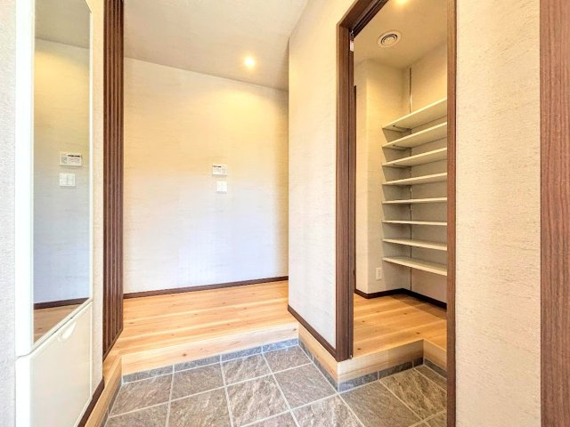 栄区桂台北2丁目　新築戸建ての玄関|◆光の渦が溢れた明るい玄関ホール。「おかえり」と「ただいま」が交差するお家の顔とも言える場所は爽やかで心地良い空間となっています。