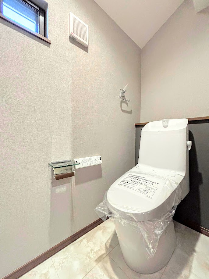 栄区桂台北2丁目　新築戸建てのトイレ|◆清潔感のある白を基調とした落ち着ける空間。小窓をもうけていますので、こもりやすい空気の入れ替えも簡単に行えますね！