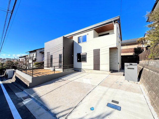 栄区桂台北2丁目　新築戸建ての外観|◆前面道路も幅員があり車の運転も安心！前面道路は閑静な住宅地。車通りの少ない道路です。お子様にも安心です。