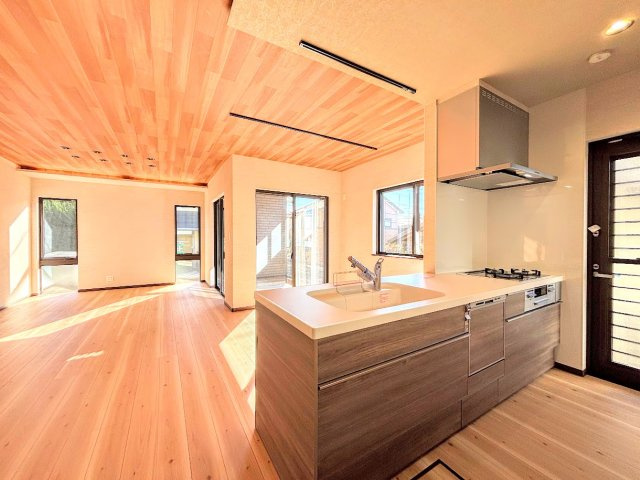 栄区桂台北2丁目　新築戸建てのキッチン|◆キッチンからダイニングやリビングが見渡せるキッチン。料理をしながら家族とコミュニケーションをとれるだけでなく、大きな開放感も得られることができます。