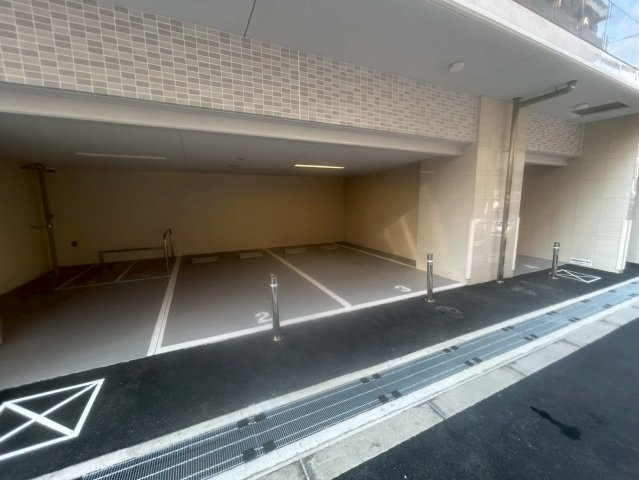 スプランディッド上本町WESTの駐車場