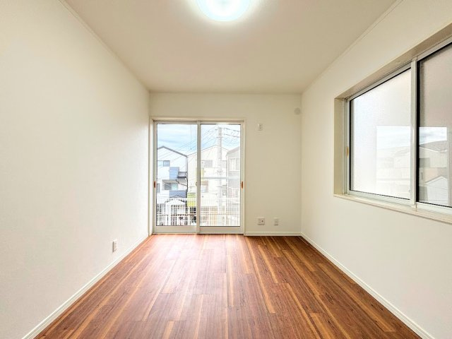 戸塚区平戸1丁目　中古戸建ての洋室|◆室内はいつも明るい印象なので気持ちの良い朝を迎えられます。各部屋にはクローゼットを完備しており、収納が多いお家はすっきりして快適空間です。
