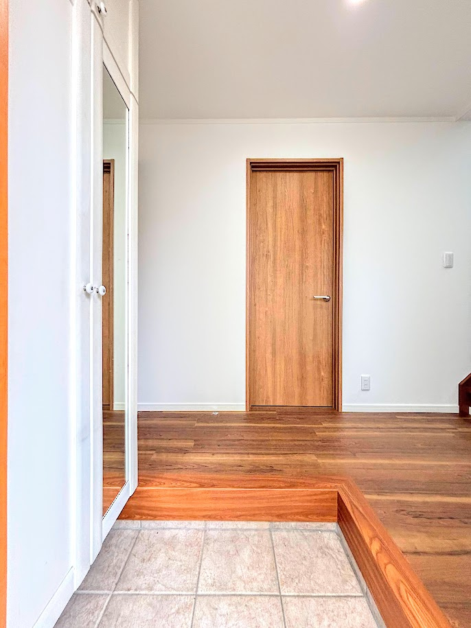 戸塚区平戸1丁目　中古戸建ての玄関|◆明るい玄関です！散らかりやすい玄関もスッキリする大容量のシューズボックス付き。
