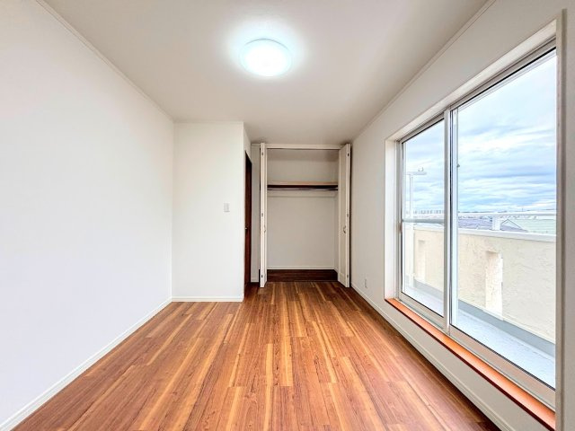 戸塚区平戸1丁目　中古戸建ての洋室|◆感性を育むプライベートルームはシンプルでスマートな空間。好みの空間で読書をしたり、音楽を聞いたりと一人の時間も充実したものにできます。
