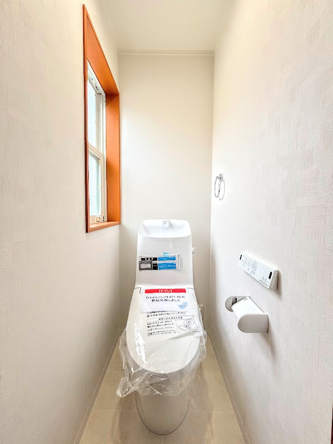 戸塚区平戸1丁目　中古戸建てのトイレ|◆清潔感のある白を基調とした落ち着ける空間。小窓をもうけていますので、こもりやすい空気の入れ替えも簡単に行えますね！
