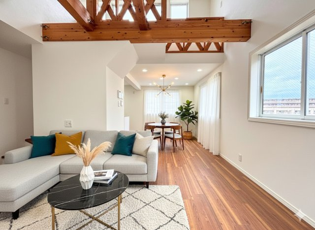 戸塚区平戸1丁目　中古戸建ての居間・リビング|◆家族で食卓を囲むダイニングスペースと、ソファでゆったりくつろぐリビングスペースがしっかり区切られているので家具の配置や用途を使いわけしやすいです。(家具はイメージ写真です）

