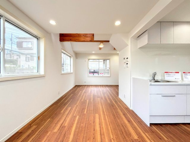 戸塚区平戸1丁目　中古戸建ての居間・リビング|◆一家だんらんのスペースとなるＬＤＫ。窓から明るい光が差し込み、思わず家族の会話も弾む快適な空間。
