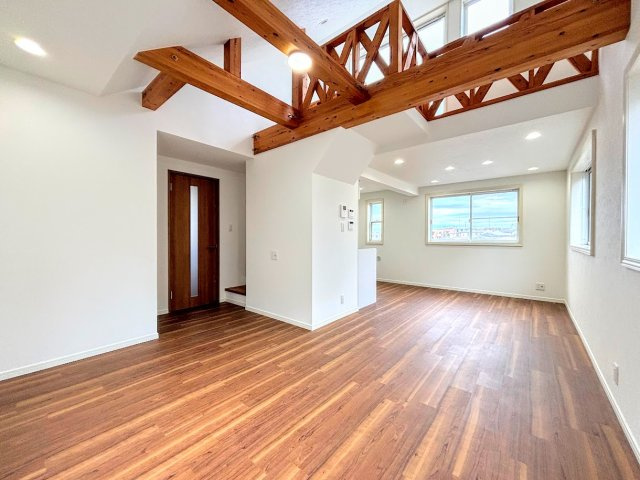 戸塚区平戸1丁目　中古戸建ての洋室|◆リビングは一日中太陽の光が射し込みます。家族が集まる空間は、自然と笑顔が溢れます！
